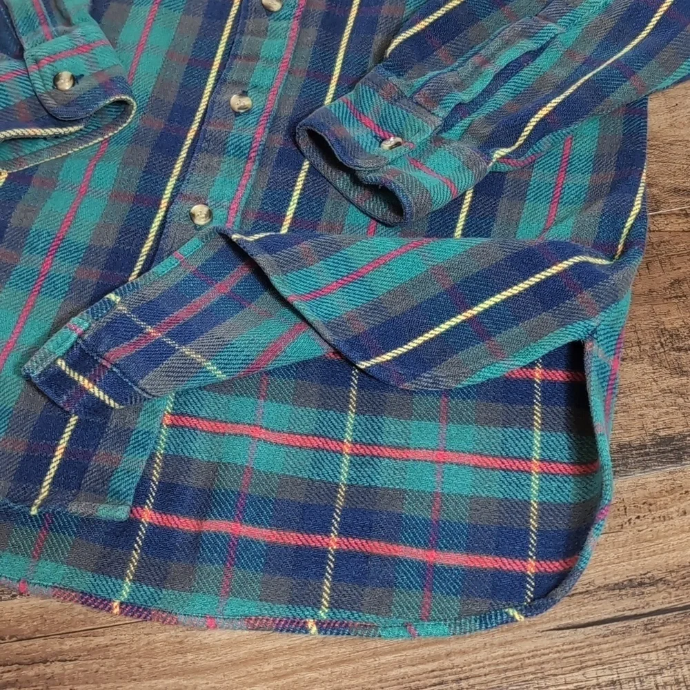 Vintage 70s Levi's Heavyweight Flannel Blue Tag Size Medium in Green and Blue